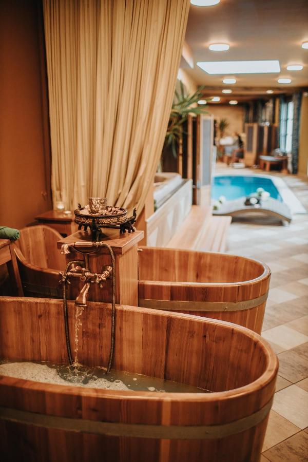 Hotel Ruze Cesky Krumlov Exterior foto A wooden bathtub