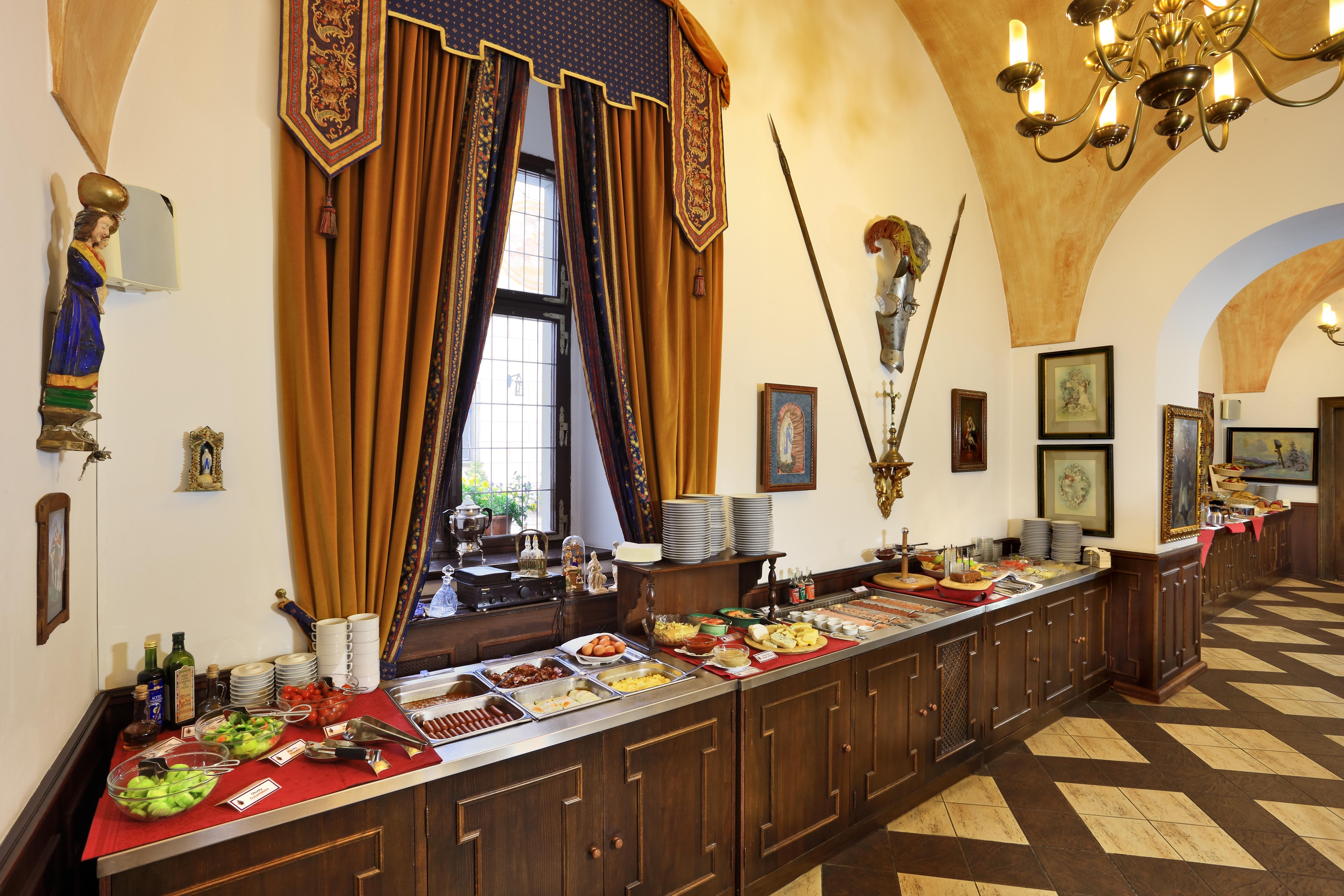 Hotel Ruze Cesky Krumlov Exterior foto The buffet at the restaurant