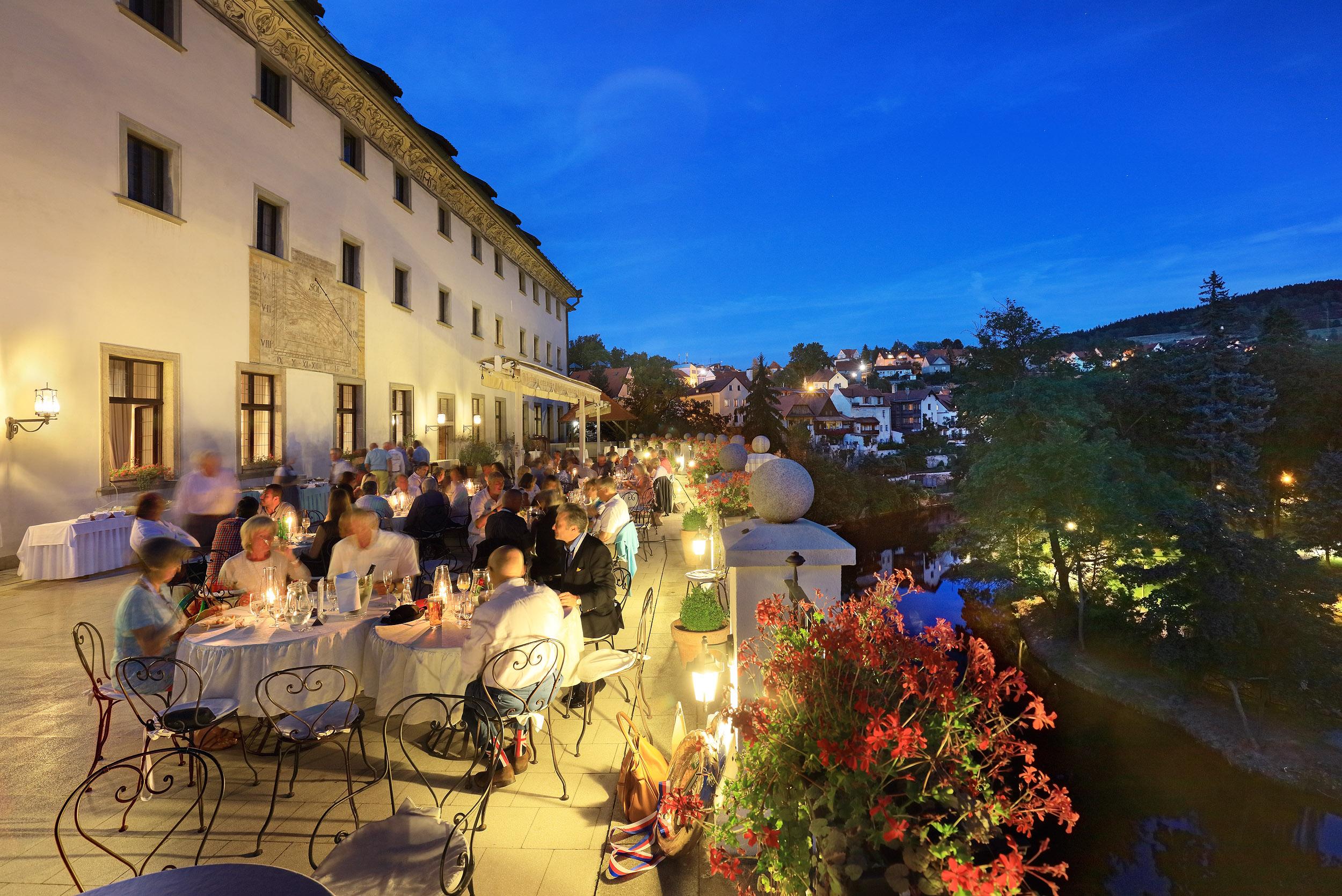 Hotel Ruze Cesky Krumlov Exterior foto The terrace of the restaurant