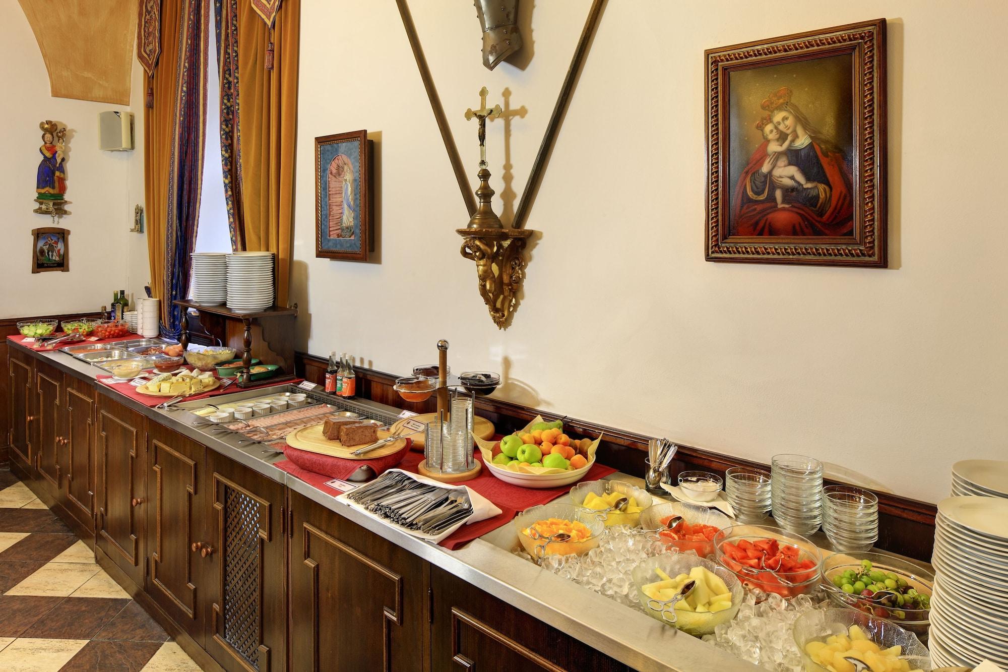Hotel Ruze Cesky Krumlov Exterior foto A buffet at a hotel