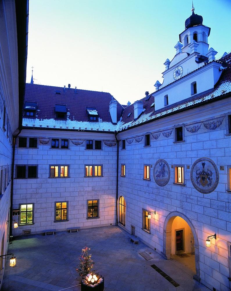 Hotel Ruze Cesky Krumlov Exterior foto The courtyard of the Landhaushof