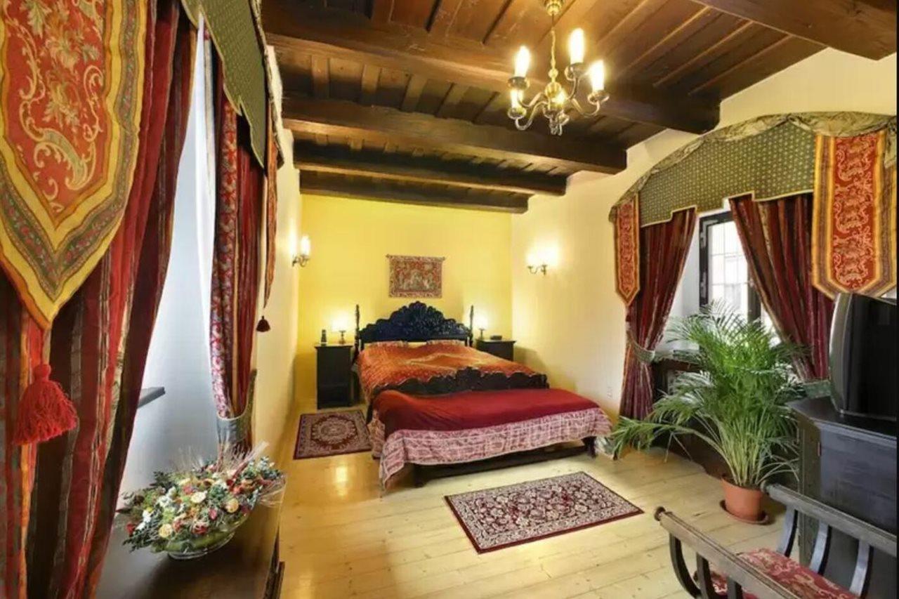 Hotel Ruze Cesky Krumlov Exterior foto A bedroom in the hotel